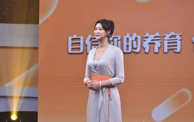 银灰色|惠若琪产后亮相!银灰色长裙+平底鞋,身材发福后颜值气质仍在线
