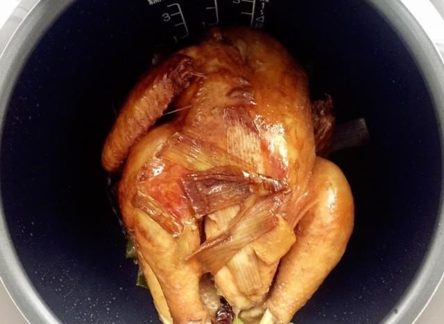 电饭锅烧整鸡，不加一滴水，鸡肉连带骨头都酥香软烂，唇齿留香