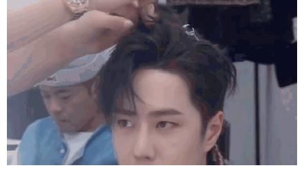 撩人|王一博無袖T太撩人了，隨便一扭都好好看啊，王一博最帥！