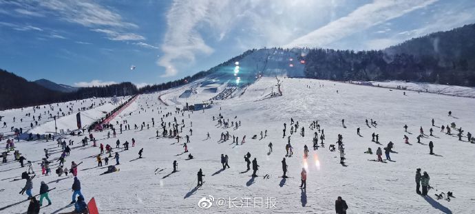 游客|神农架冰雪节火爆开场，周末两天首滑接待游客逾1万人次