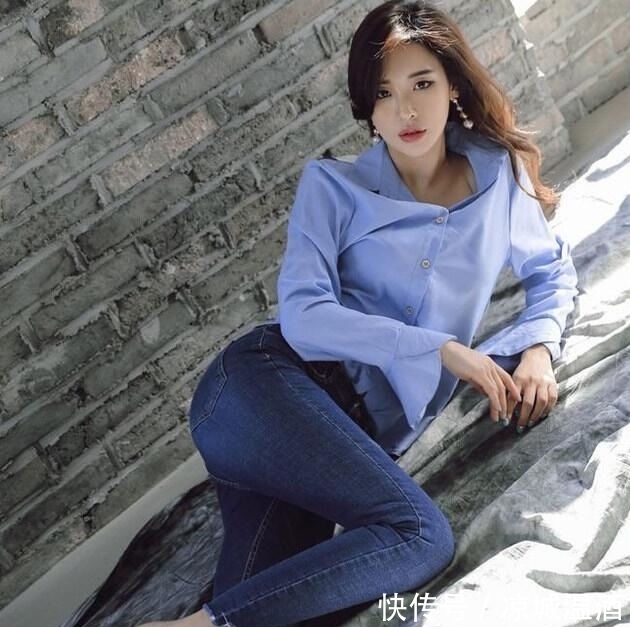 紧身牛仔裤:风姿绰约俏丽多姿的美女,尽显慵懒随性之美!