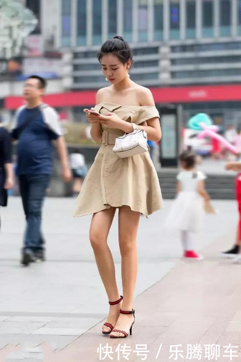 路人街拍，蕾丝是一种非常性感的元素，穿上后气质又迷人