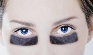 黑眼圈时间久了就会有种困乏感,怎么才能祛除这些呢?赶紧来看