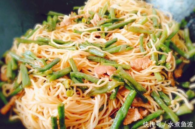 挂面别再煮着吃了,加点白菜五花肉上锅一焖,面条劲道入味特好吃