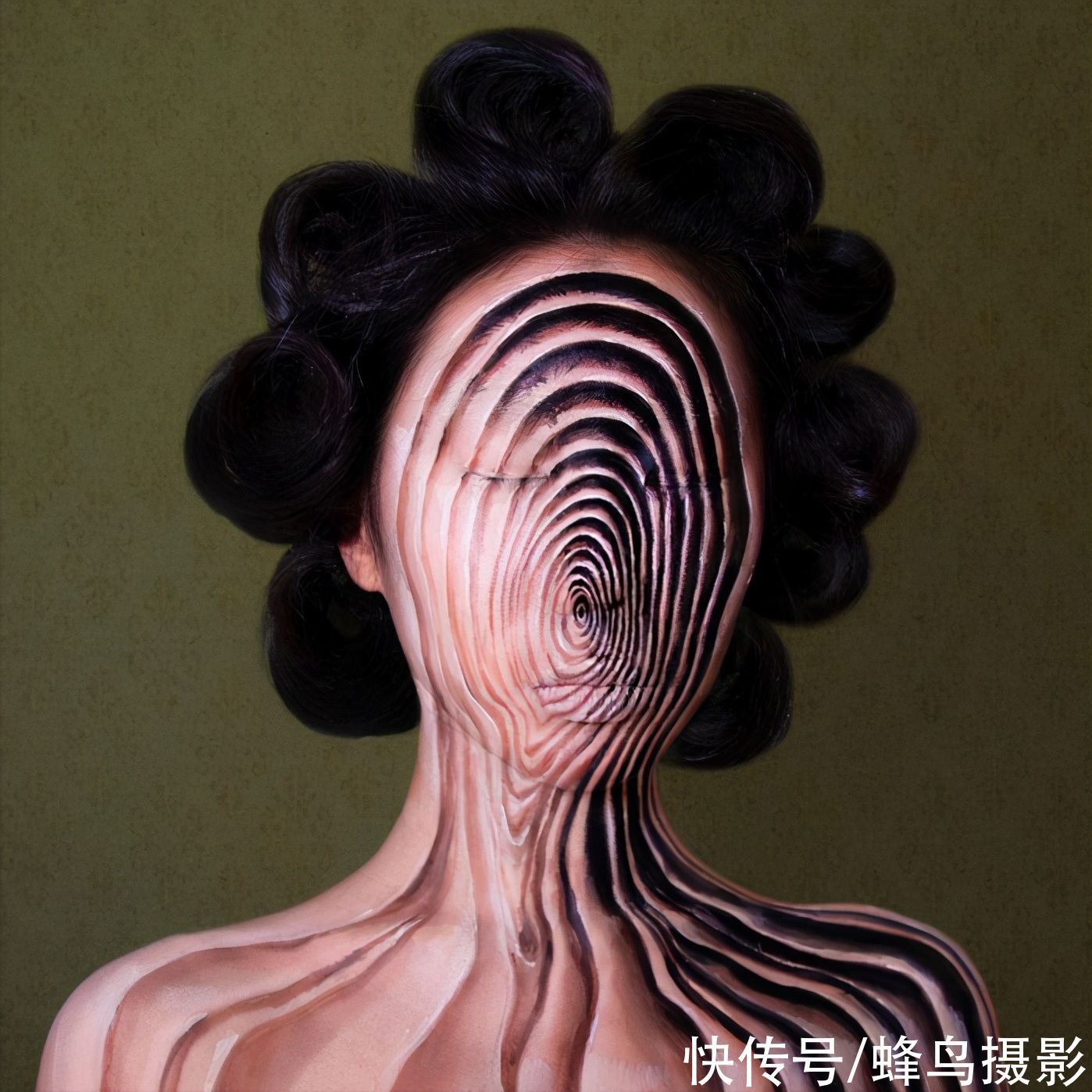 艺术家|韩国一女学生在身上画画,脸和牙齿都不放过,犹如“贞子”再现