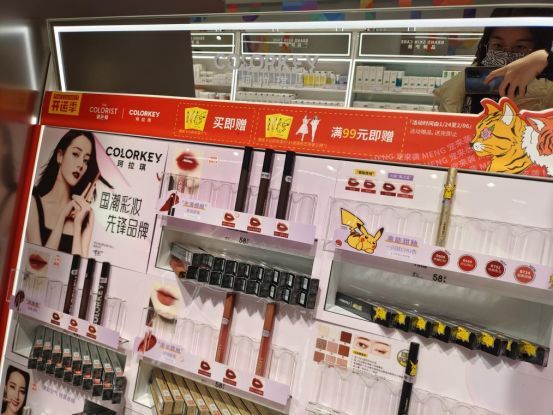 李宁|新春走基层丨“潮”起来！国潮风下国货品牌强势崛起，引爆“青年经济”…