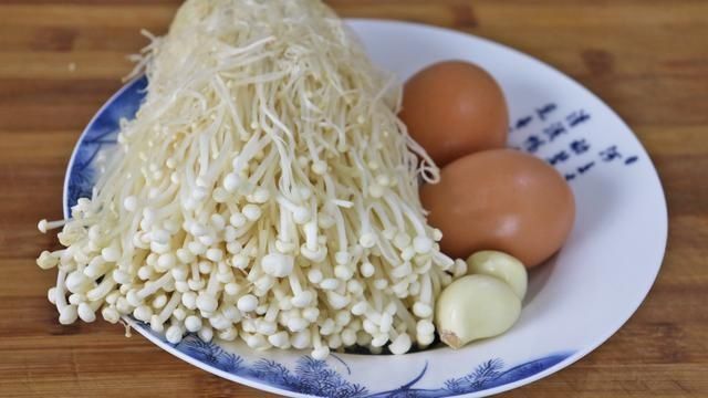 金针菇炒蛋|金针菇新做法,加2个鸡蛋,简单一做,比吃肉都香,开胃又下饭