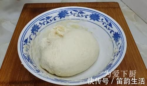 在家面粉别炸油条了，开水一烫，比蛋糕烧饼还香，真的非常美味