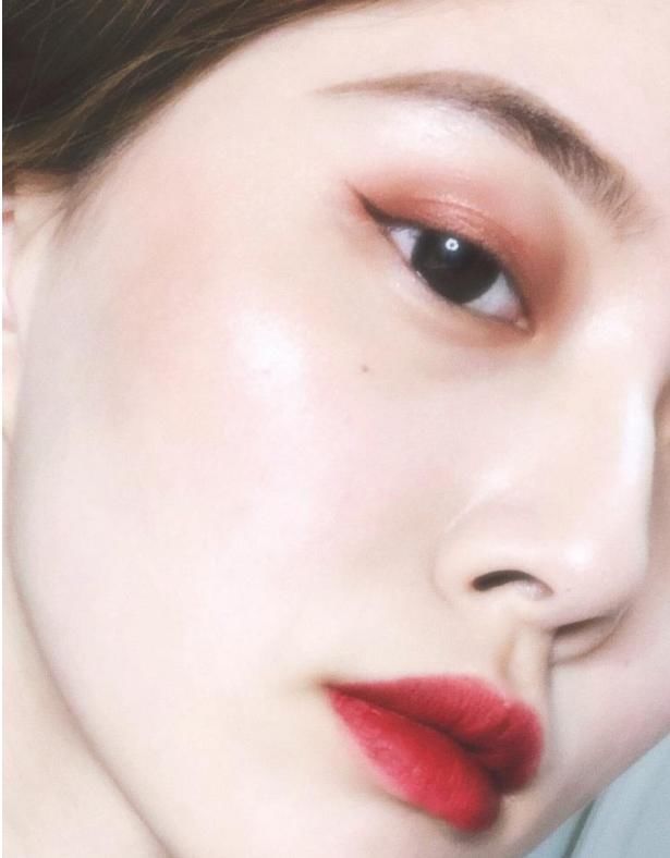 “中国风妆”火了,浓眉大眼红唇,尽显女性的传统美,明星都化了