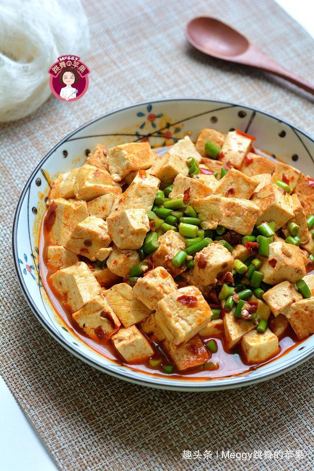 想要豆腐入味不碎，70多岁老妈的方法赞，几滴油不放盐，倍儿香