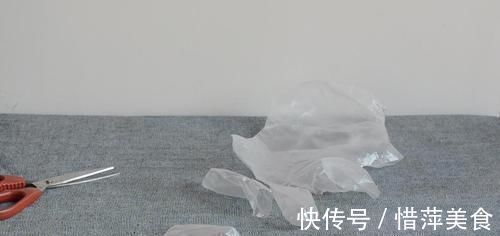 你家有一次性塑料手套吗？这个用途真厉害，解决了很多人的烦恼