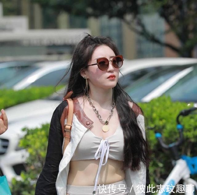  高雅|身材好就是不一样，街头美女的简单穿搭，高雅又大气