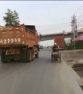 |搞笑GIF:兄弟,你的三蹦子为什么这么优秀?这走位不错啊