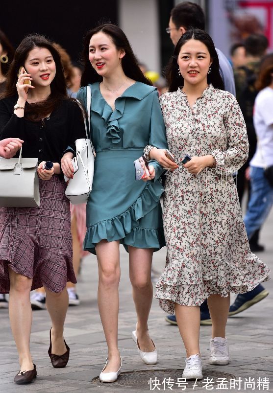 三个人 好闺蜜一起约会逛街,三个人三套裙展示不同的魅力