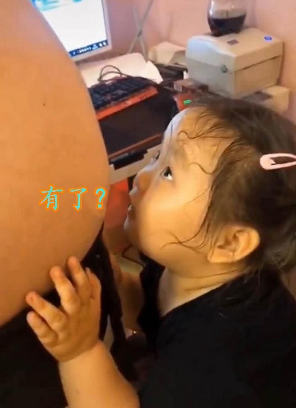 小弟弟|女儿想要个弟弟,追着爸爸的啤酒肚不放,妈妈笑翻看样是双胞胎