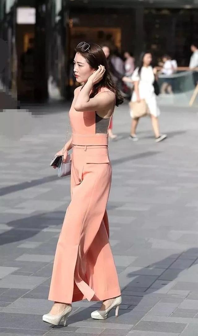 身姿 小姐姐身穿浅黄色连衣长裙,脚踩尖头高跟鞋,尽显优雅身姿