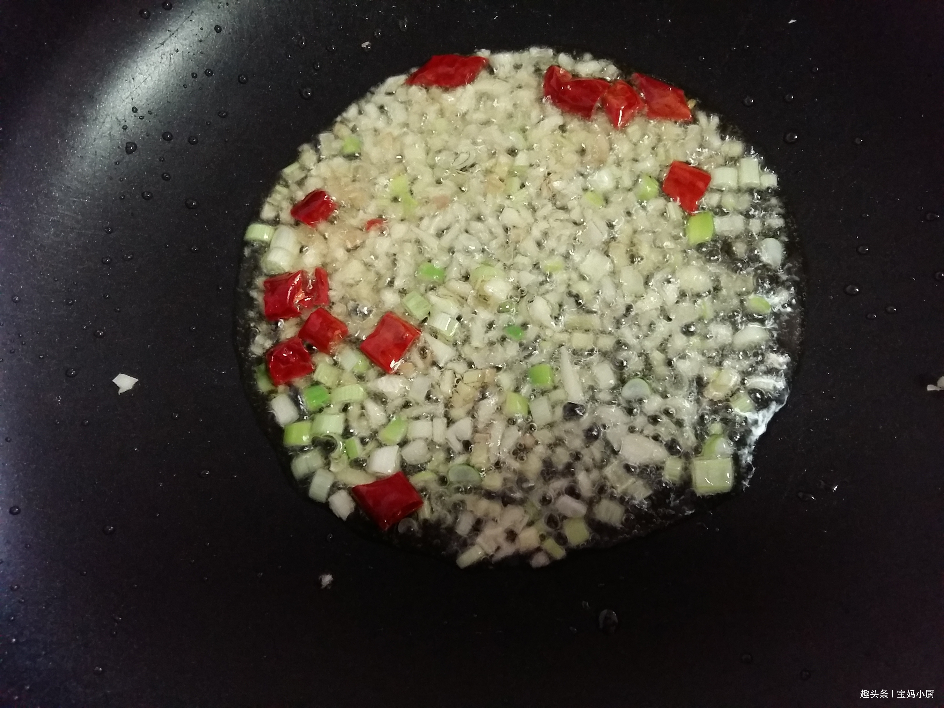 此菜不要切，手撕的才好吃，和香菇绝搭，春天吃好，家人倍儿喜欢