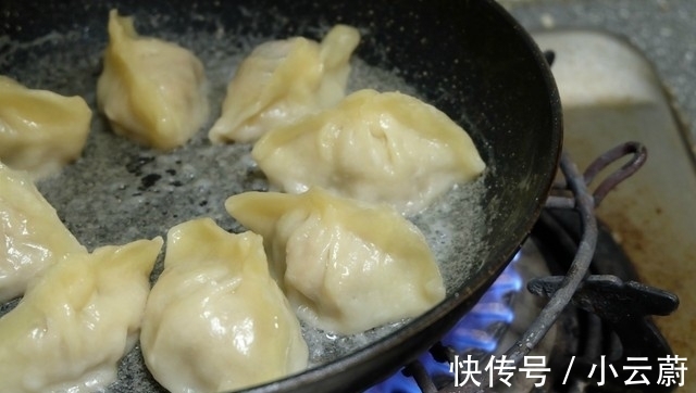 锅巴|饺子别再煮了,试试这个做法,面粉水比例调配好,冰花又焦又脆!
