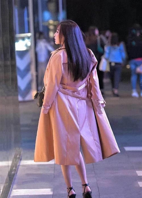 小姐姐是“大码”身材,穿风衣简直是行走的衣架