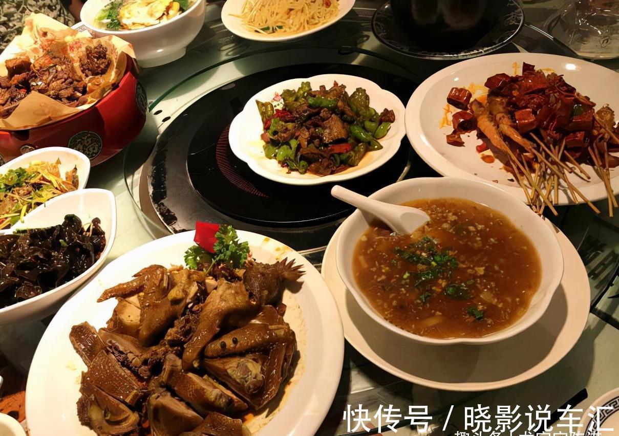 请公公婆婆吃饭，点了13个菜，吃掉1个月生活费，您觉得值吗？