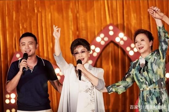 李谷一穿國風長裙上綜藝，76歲臉上未見皺紋，同框蔡明太有活力