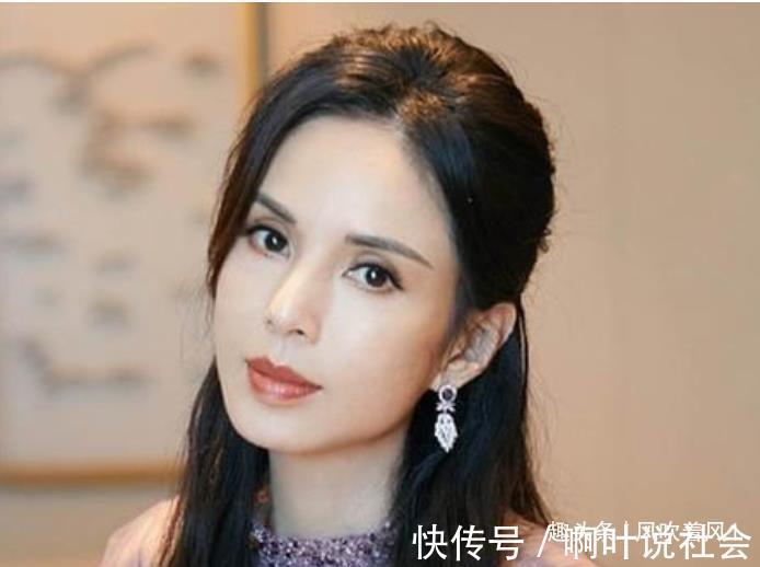 55歲李若彤自侃變村姑，親自下地干活幫趕牛，筷子腿纖細無比