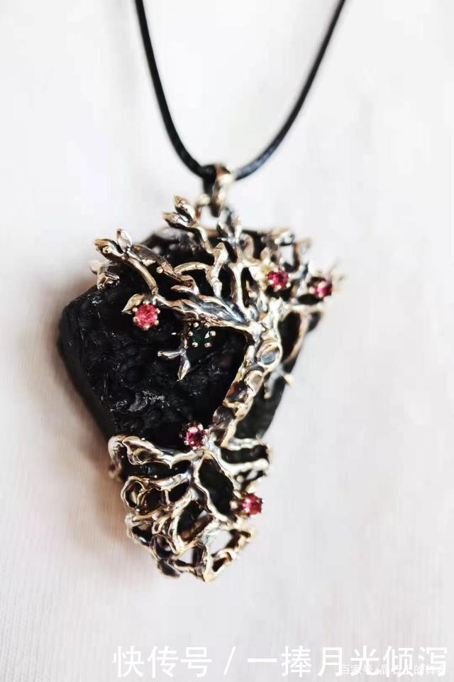 把珠宝做成心脏的样子，分享一些充满创意元素的珠宝