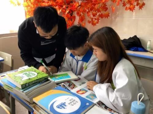 板书@北大“韦神”再次走红，板书好似视觉盛宴，老师都表示称赞