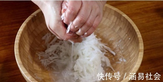 花椒粒|一碗面粉,2个萝卜,教你做好吃的萝卜丝饼,爱吃萝卜的快收藏