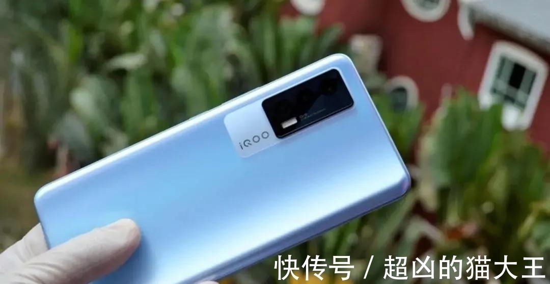 快充|vivo高性价比手机，512G大内存+66W快充，起售2999元，三年不会卡
