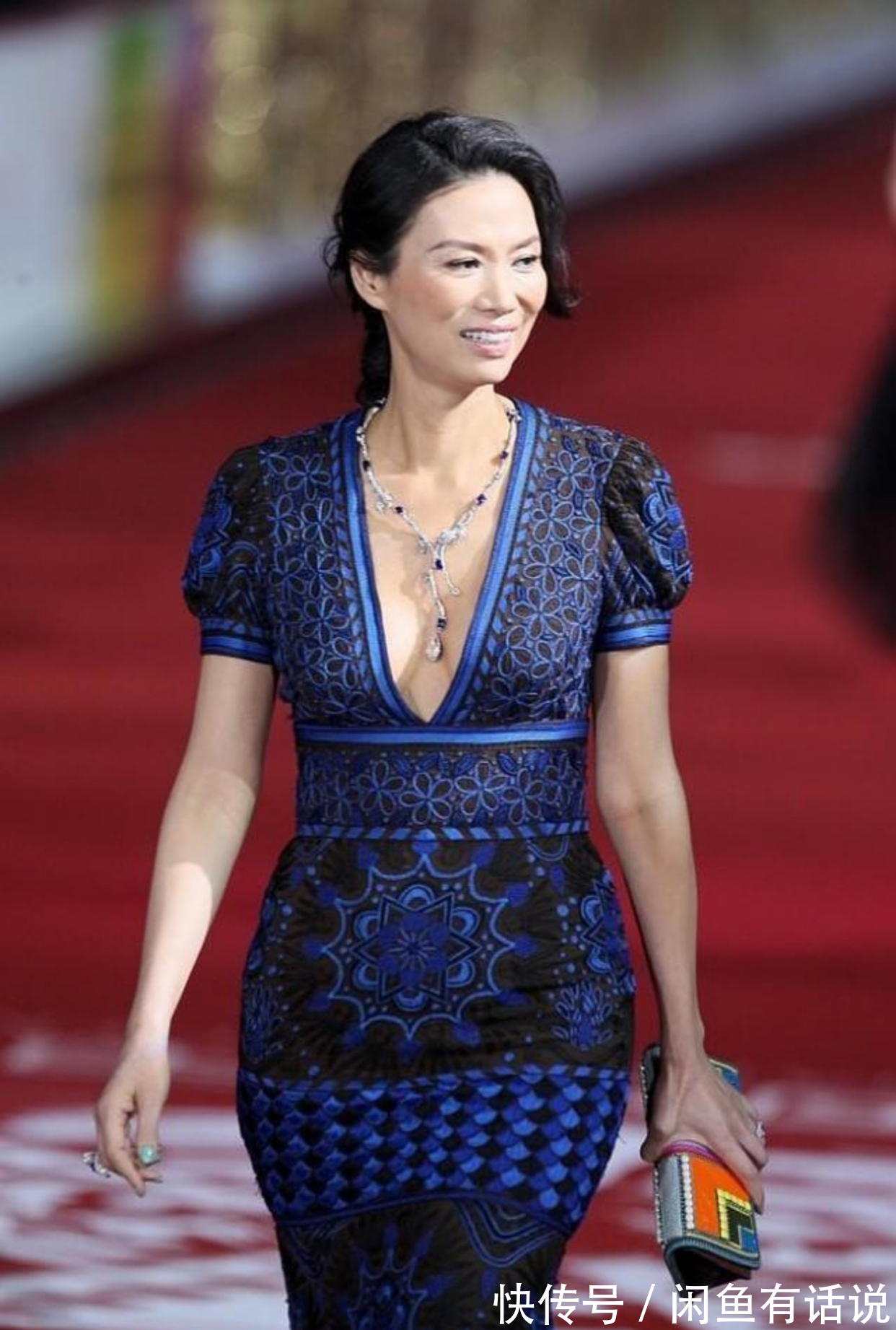 收腰|邓文迪越老越有魅力,穿深V礼服配高定珠宝,气质拿捏得真到位