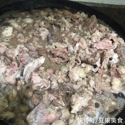 香喷喷热腾腾的炖牛腩 牛腩煲