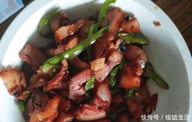 头一次去北方同事家吃饭,他亲自做了一桌子菜,我没有动筷子