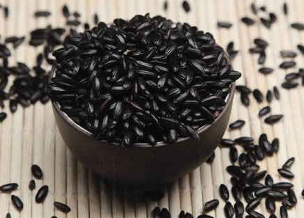 黑色素|黑米养生搭配一起煮,每天喝一碗,头发乌黑,皱纹消失,肌肤紧致