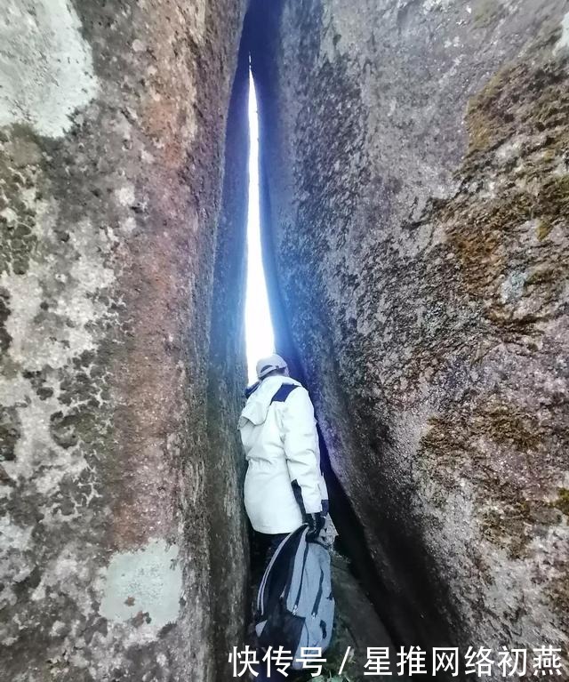 仙游石剑山，山顶一巨石形似利剑，有点霸气