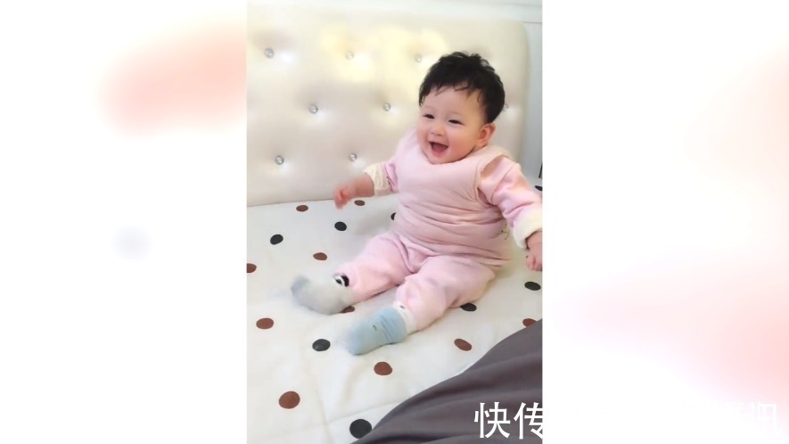 哥哥|妹妹在沙发上玩,看到哥哥后,就激动起来了,网友这小腿真可爱