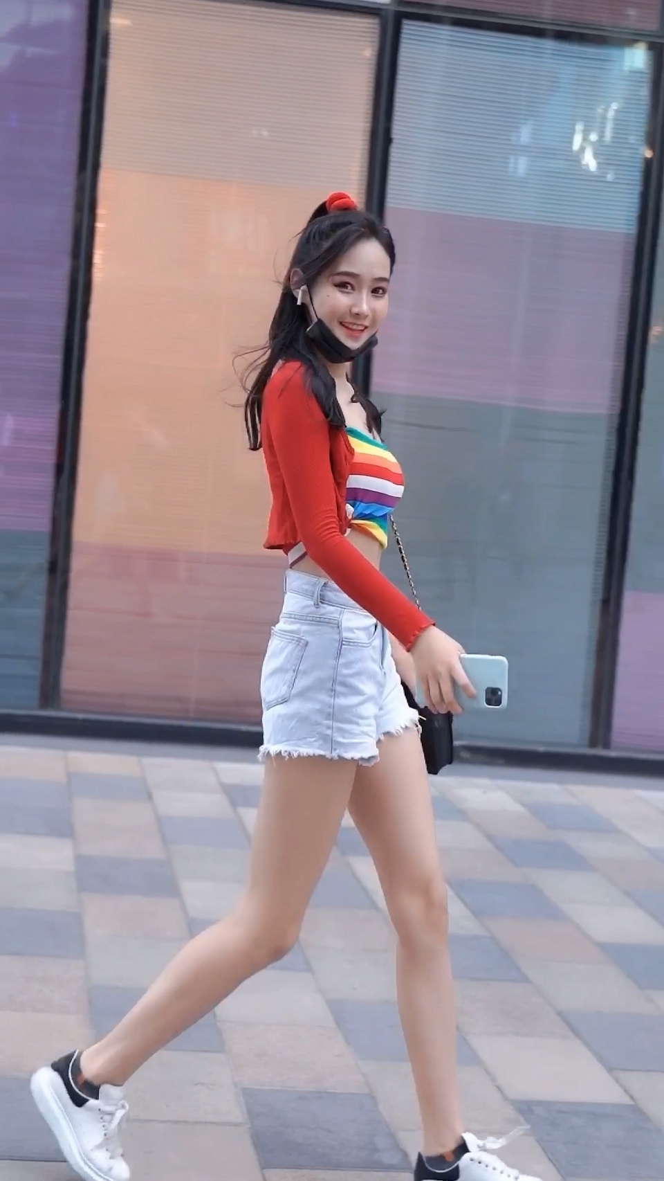 路人街拍,打底裤搭配灰色休闲衫,婉约又非常的别致