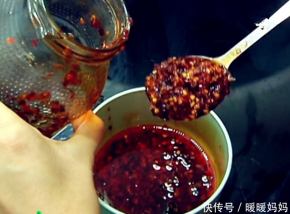 嘴巴|孩子不吃饭被老师“灌辣椒”,嘴巴红又肿,看完监控妈妈愤怒不已