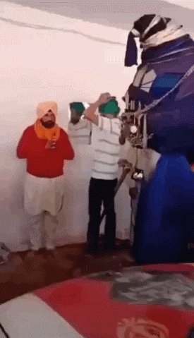 |搞笑GIF:看什么看?赶紧来救我,真装不下去了