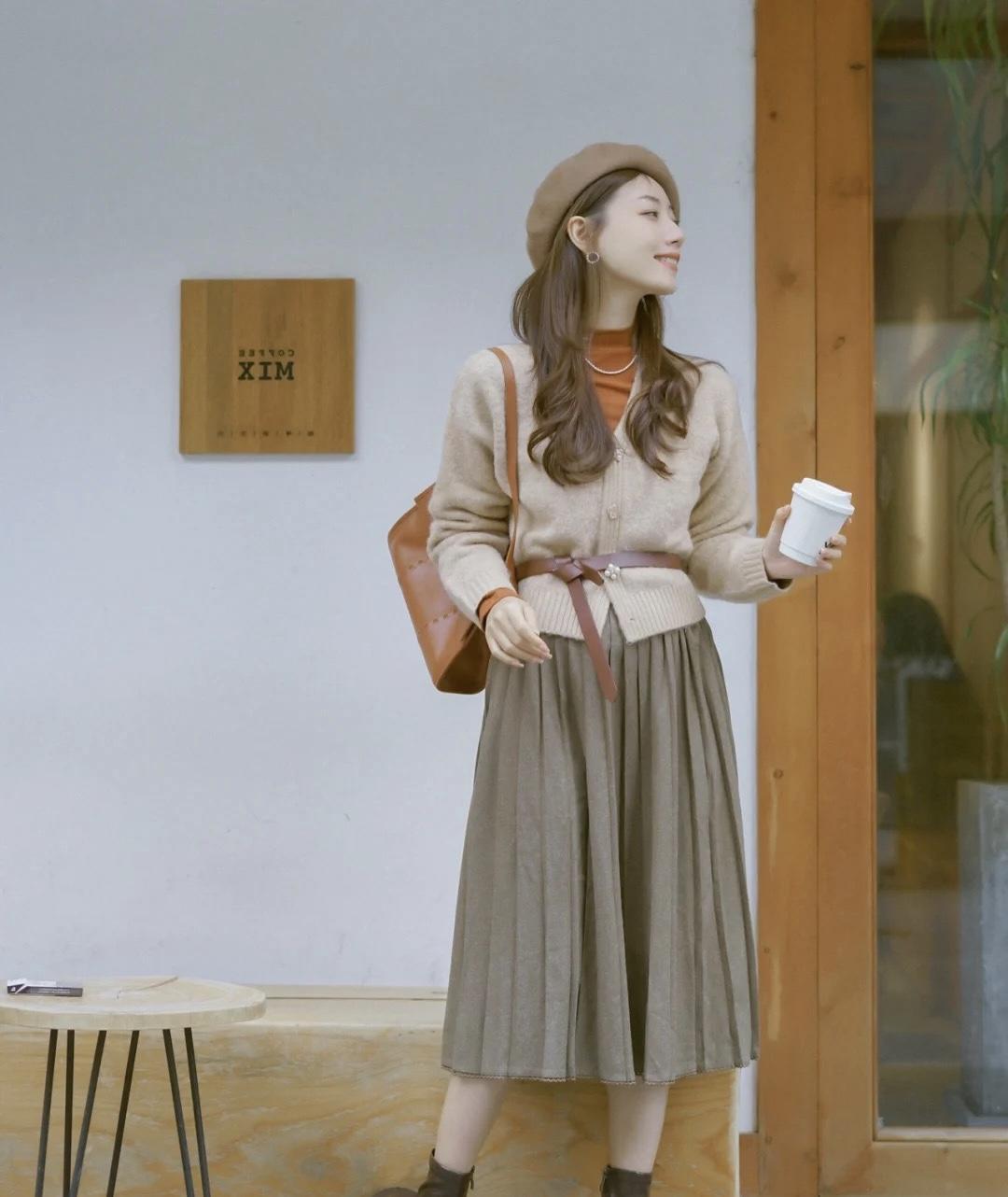 半身裙 秋冬季节怎么穿?针织开衫搭配百褶半身裙温柔优雅,美出了新高度