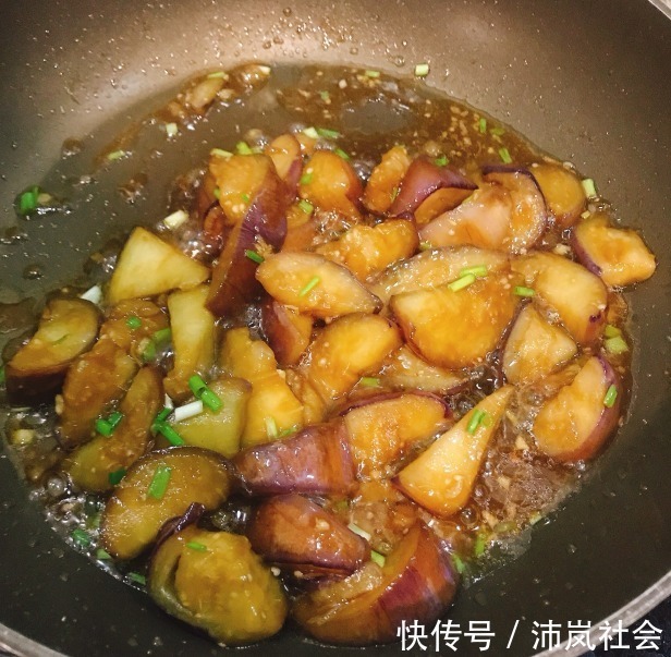 炒茄子不要先放油，大厨教你一招，无论怎么炒都不发黑，也不油腻