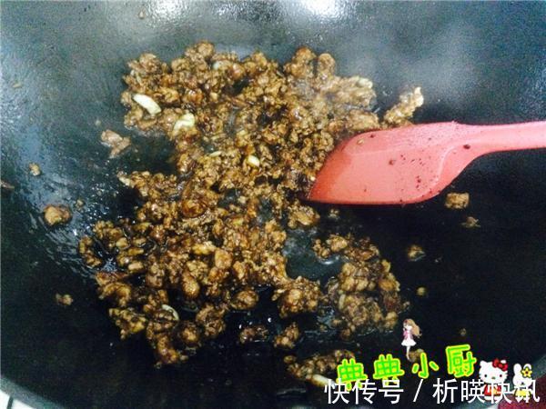 茄子不必清炒啦，如此做几分钟就出锅，开胃又下饭！