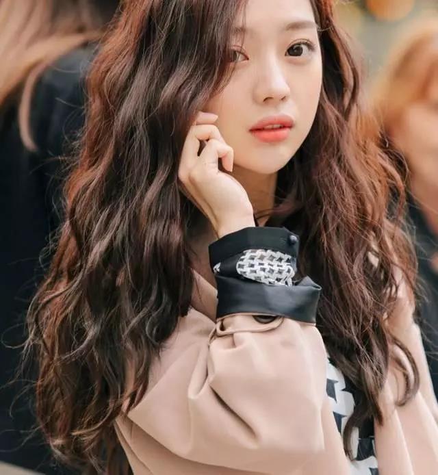 羊毛卷 真正会打扮的女人,通常会留的“5种”发型,轻松遮盖发际线问题