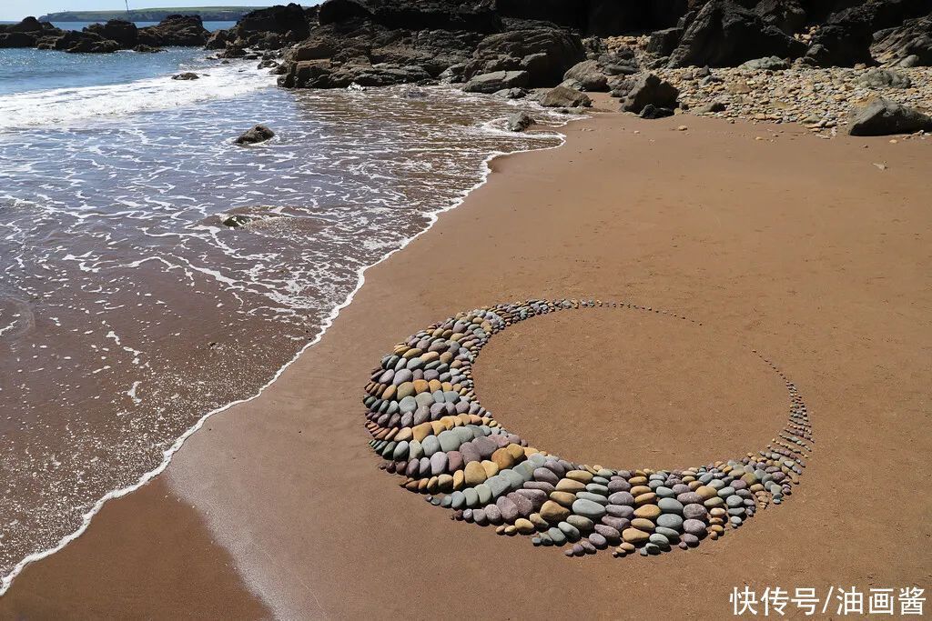 陆地|堆石头的艺术家又来了,最新作品艺术感更强,治愈强迫症