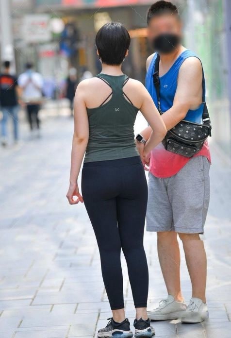 穿搭 墨绿色的无袖上衣,搭配黑色九分裤,整体给人简单清爽利落感觉