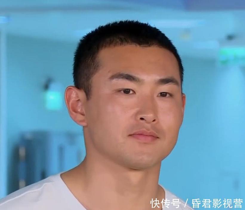 郑恺|《奔跑吧》节目组搞两种待遇,人梯大战素人都戴头盔,跑男却没有