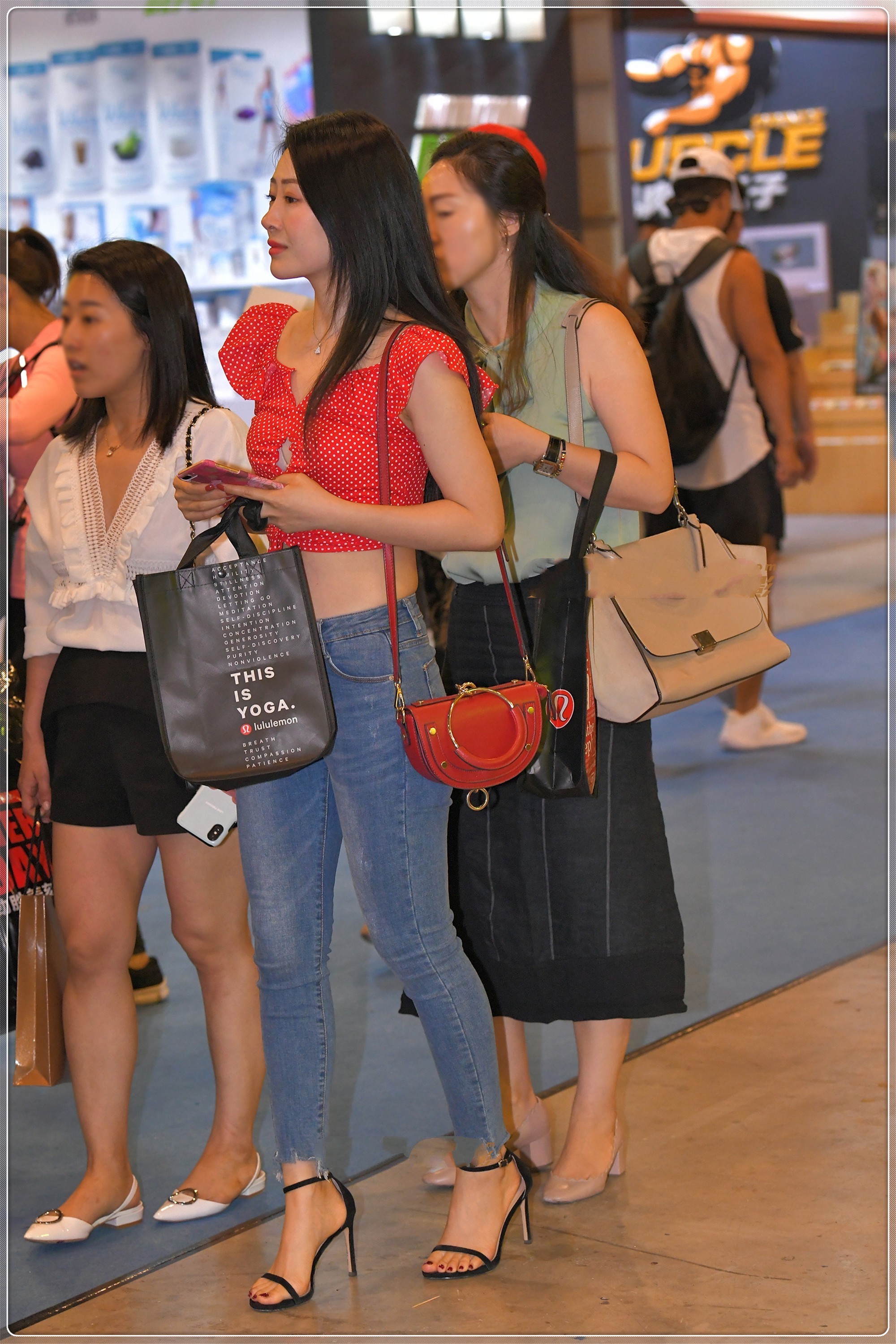 红色露脐装搭配牛仔裤,精致时尚,清爽减龄