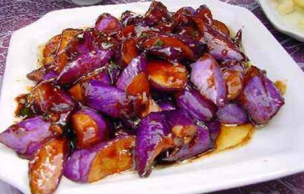 炒茄子，直接下锅炒就错了，又硬还不入味，教你一招，嫩滑香软！