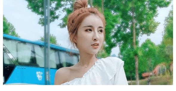 小伊伊与牌牌琦冲浪不慎坠海,辛选团队艺人照片被饭店挂上墙