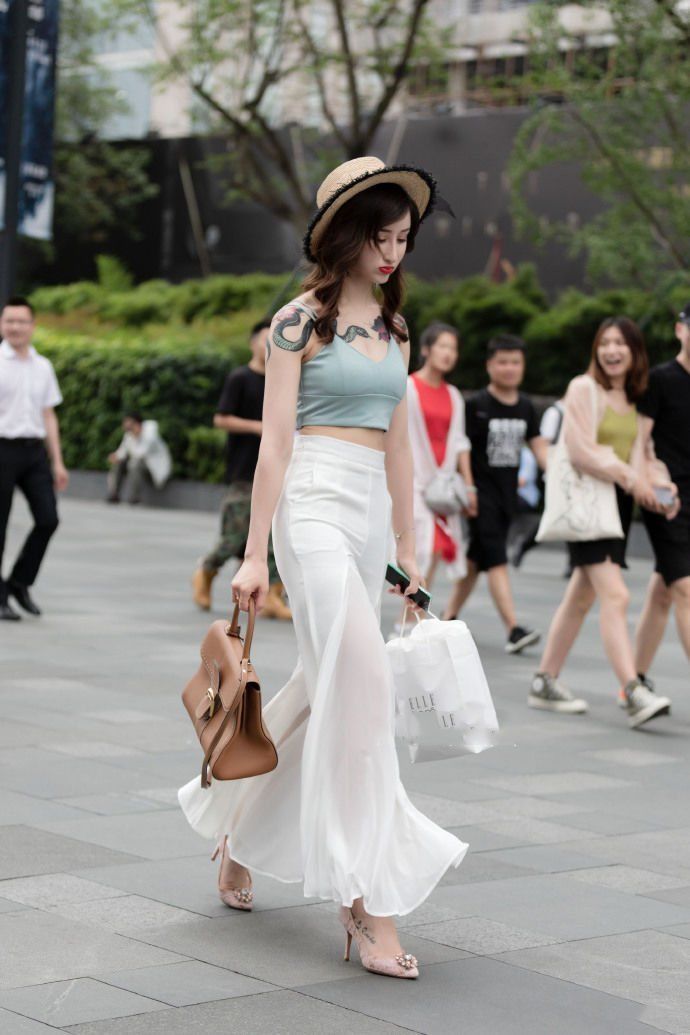 典雅|高贵典雅的打底裤穿搭整体感非常优雅,秀出美丽长腿,自在飘逸